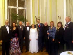 “Gaiziņa” vīri dzied Rīgā un sveic savu diriģenti