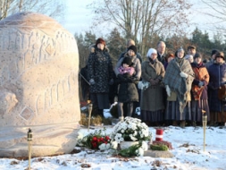 Atklāj piemiņas akmeni Artim Kumsāram