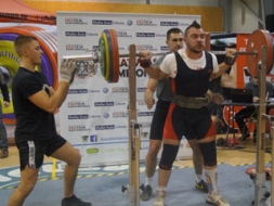 Latvijas čempionātā spēka trīscīņā – zelta medaļas
