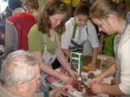 Iepriecina seniorus svētkos