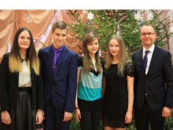 Pasniedz prēmijas un dāvina žurnāla abonementus