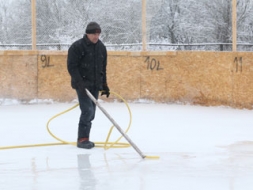 Degumniekos interesentus pulcē hokeja laukums