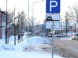 Invalīdu stāvvietās traucē sasnigušais sniegs