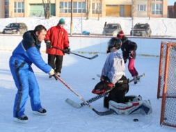 Var gan slidot, gan hokeju uzspēlēt