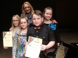 Dziedošie „cīrulīši” salido Cēsīs