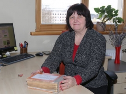 Maina uzvārdus, pēta ciltskokus