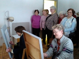 Seniori pulcējas Madonas mākslas skolā