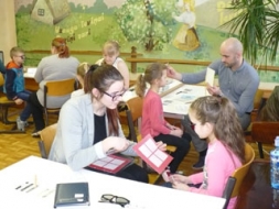 Optometristi veic skolēnu redzes pārbaudi
