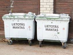 Cūcīgas attieksmes dēļ novāc mantu konteinerus