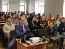 Jauniešus iepazīstina ar karjeras iespējām ES