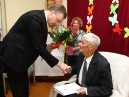 100 darba, dzīves vētru un mīlestības gadu