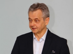 Palikt cilvēkam, esot politikā