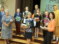 Apbalvo labākos skolēnus un skolotājus