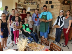 Iepazīstina ar maizes tapšanas ceļu