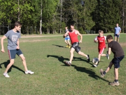 Ozolos pulcējas, lai spēlētu futbolu