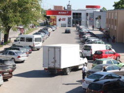 Uzstāda ceļa zīmes, ierobežo stāvēšanu