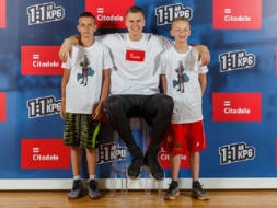 Jaunie basketbolisti tiekas ar Porziņģi