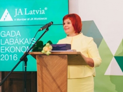 Titulus iegūst Madonas skolu pārstāvji