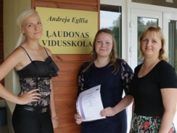 Saņem centralizēto eksāmenu sertifikātus