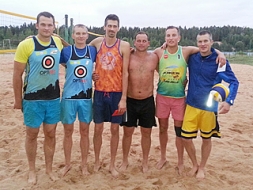 Volejbolisti tiekas laukumos pie karjera ezera