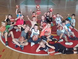Basketbolisti trenējas dienas nometnē