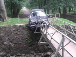 Varakļānos auto ietriecies tiltiņā