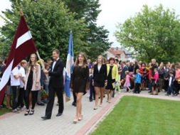 Ieskandināts mācību gads novada lielākajā skolā