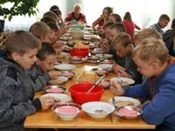 Skolēni Ļaudonā pusdieno vienā maiņā