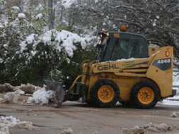 Lielo maisu sezona beigusies, sākusies ielu tīrīšana un kaisīšana