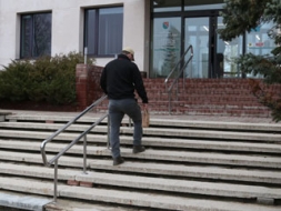 Uzliekot margas, ieeju padara drošāku