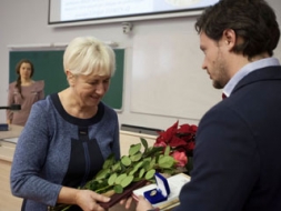 Saņem RTU profesores Emīlijas Gudrinieces balvu