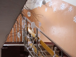 Pārsteidz sabiedrību ar izrotātu kāpņu telpu