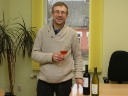 Pievēršas vīnu pasaulei un meitai