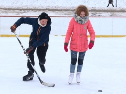 Slidot un spēlēt hokeju var arī sporta stundās