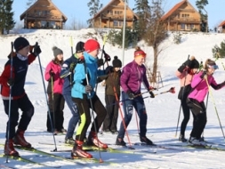 Apmaiņas projektā māca slēpošanu