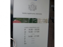 Klientus klātienē apkalpo trīs dienas nedēļā
