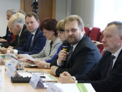 Konferencē apspriež izglītības un vides tēmas