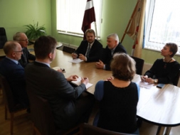 Atsvaidzina sadraudzības saites