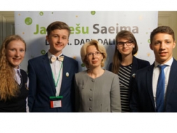 Aktīvi iesaistās Jauniešu Saeimas darbā