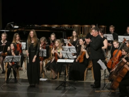 Mūzikas skolas audzēkņi spēlē ar orķestri