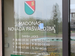 Būs piemineklis un baseins