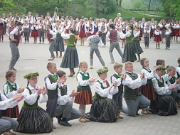 “Latvju bērni danci veda” Cēsīs