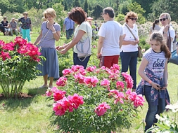 Peoniju karaļvalstī uzvilkts karogs