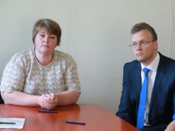 Trīs deputātes noliek mandātus