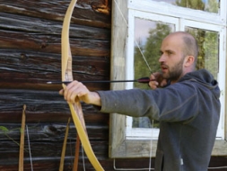 Ļaudonā top rokām darināti koka loki