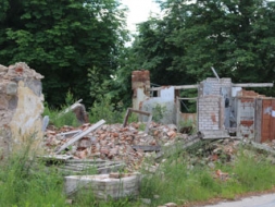 Gaida risinājumu graustam Dzelzavas centrā