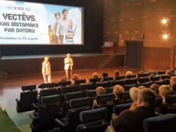 Novērtē jauno filmu un tiekas ar režisoru