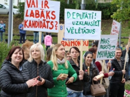 Piketējot pauž atbalstu pretendentam