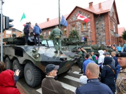 Lietus interesentus nespēj aizbiedēt