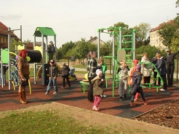 Kusā bērniem patīk rotaļāties